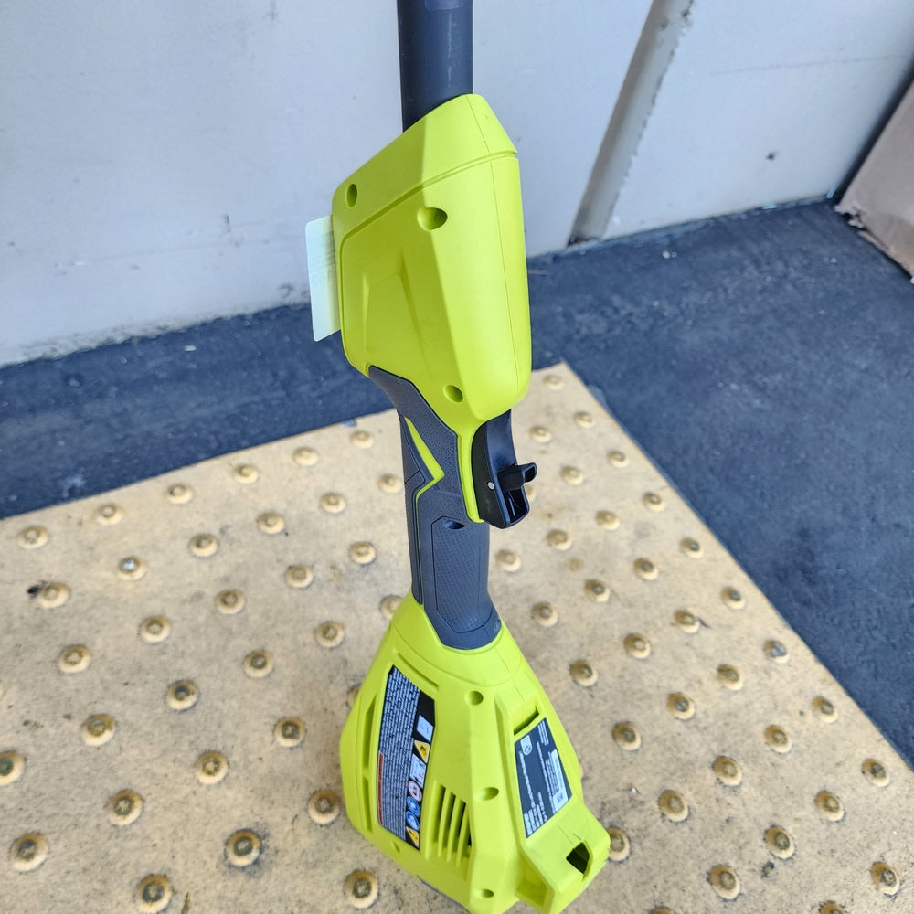 40V 15 in. Expand-It Cordless Battery Attachment Capable String Trimmer with 4.0 Ah Battery and Charger (RY40ST01K) 40V 15 in. Expand-It Cordless Battery Attachment Capable String Trimmer with 4.0 Ah Battery and Charger (RY40ST01K)